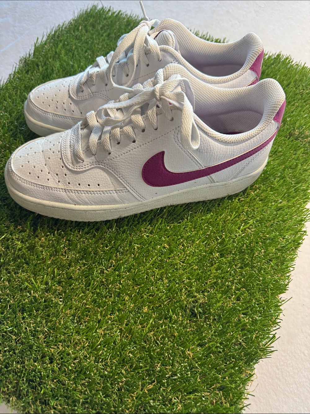 Nike Women's White Low-Top Sneakers with Magenta Swoosh